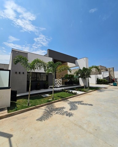 Vivenda V4 de alto padrão, com terraço e piscina, no Condomínio AlphaVille, na circunvizinhança do Condomínio Esplendor das Acácias, Via Expressa.