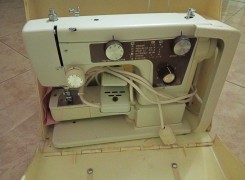 Máquina de costura marca janone