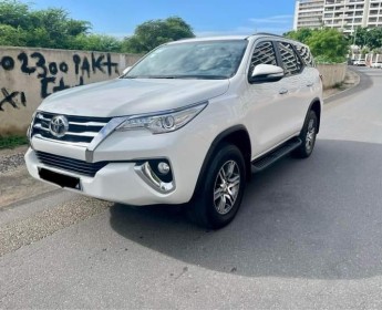 A venda Toyota Fortuner G gasolina cor branco mln