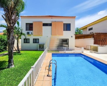 A venda Venda de moradia T4+1. Duplex no Talatona ~c