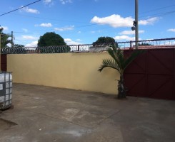 A venda MORADIA SITUADA NO CAMAMA JUNTO À ESTRADA SENTIDO CALEMBA II