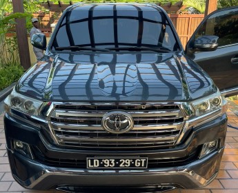A venda Toyota Landcruiser V8