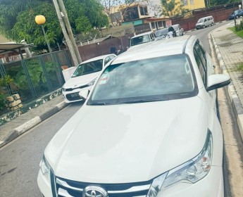 A venda TOYOTA FORTUNER FULL
