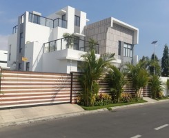 A venda Vivenda T5, no Royal Park Talatona