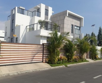 A venda Vivenda T5, no Royal Park Talatona