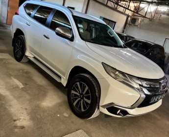 A venda Mitsubishi Montero r3