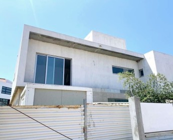 A venda Vivenda V6 inacabada, no pomposo Condomínio Sodimo, Praia do Bispo, Lu...