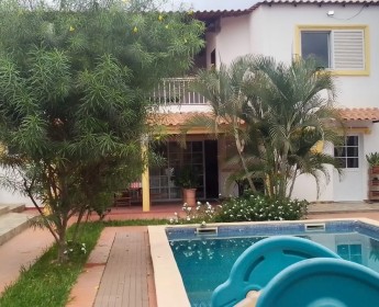 A venda Vivenda V4 com piscina e anexo, Zona Verde, Benfica.