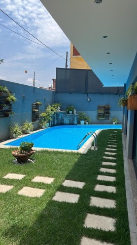 Luxuosa vivenda V12 com piscina, mobiliada, no Morro Bento.