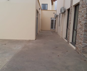 A venda Casa de tipologia T4, no condomínio Kuditemo, estrada principal do Lar...