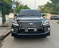 A venda Lexus LX570S