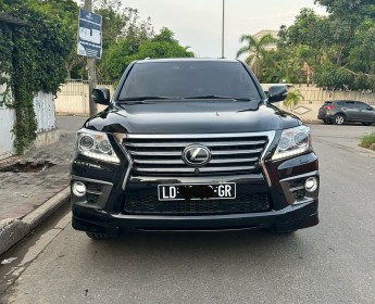 A venda Lexus LX570S