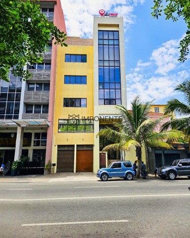 Edifício autónomo de 9 pisos, com escritórios e apartamentos do tipo T2 e T1, sito na Maianga, rua Amilcar Cabral.