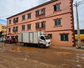 A venda Armazém de 210,50m², sito no Camama, 50 metros da estrada principal.