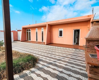A venda Excelente moradia T4 com anexo, situada no lado oposto do Kilamba, dep...