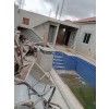Moradia T3 com piscina e anexo, no Condomínio Infinity Gold, defronte ao 11 de Novembro, Via Expressa.