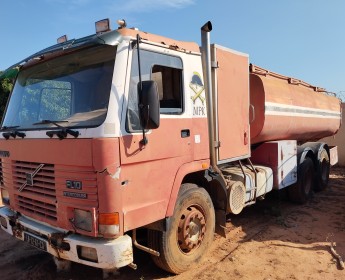 A venda Cisterna Volvo FL10 usado em funcionamento