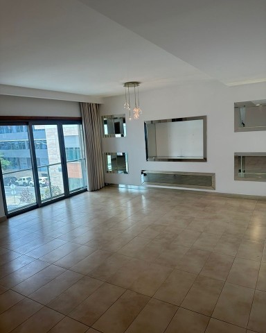 Apartamento T3, sem mobília, no Condomínio Dolce Vita, Talatona.