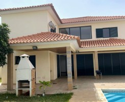 A venda Vivenda T4+1, com dois pisos, e piscina privativa, situada no Condomín...