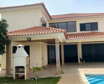 A venda Vivenda T4+1, com dois pisos, e piscina privativa, situada no Condomín...