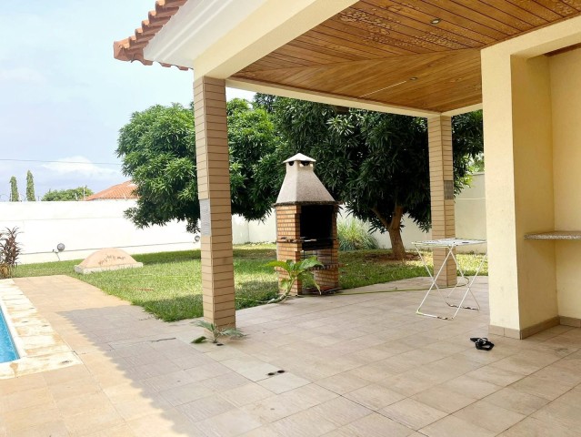 Vivenda T4+1, com dois pisos, e piscina privativa, situada no Condomínio Old Villas, Talatona.