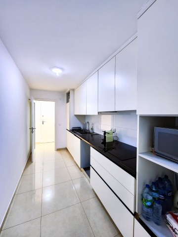 Apartamento T3, com terraço amplo, disponível para venda no Condomínio Boulevard, via principal do Patriota.