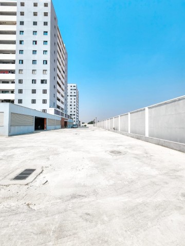 Apartamento T3, com terraço amplo, disponível para venda no Condomínio Boulevard, via principal do Patriota.