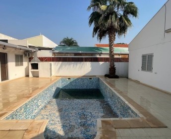 A venda Moradia V4 térrea, com anexo e piscina, no Condomínio Mulemba, Talaton...