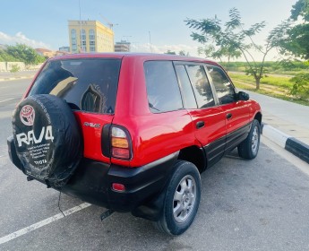 A venda Toyota Rav4 familiar limpo pronto para viajar a 2.300.00 Kz negociável