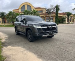 A venda TOYOTA LAND CRUISER LC300 70 aniversário GR SPORT FULL