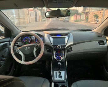 A venda HYUNDAI ELANTRA