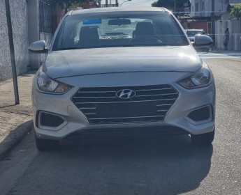A venda HYUNDAI ACCENT RECÉM CHEGADO