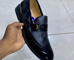 A venda Sapatos lv