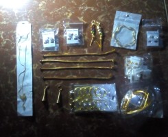 A venda Colares, brincos e anéis.