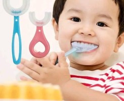 A venda ESCOVA DE DENTE INFANTIL DE SILICONE 360 GRAUS