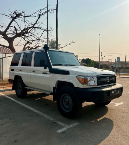 Venda TOYOTA LAND CRUISER CHEFE MÁQUINA 5 PORTAS(EXECUTIVO)