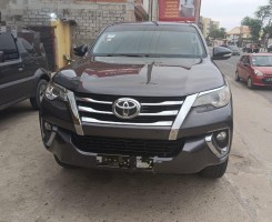 A venda Toyota Fortuner 2017 ]a