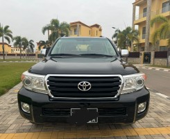 A venda Toyota Land Cruiser VX - 2014