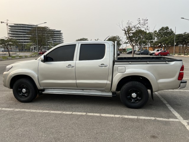 Venda Hilux diesel manual em bom estado de conservação