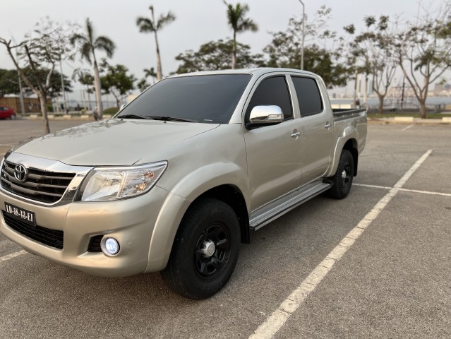 Venda Hilux diesel manual em bom estado de conservação