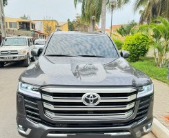 A venda TOYOTA LAND CRUISER LC300 GX.R TWIN TURBO