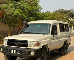 A venda TOYOTA LAND CRUISER CHEFE MÁQUINA 3 PORTAS(DAS MADRES)