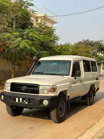 Venda TOYOTA LAND CRUISER CHEFE MÁQUINA 3 PORTAS(DAS MADRES)