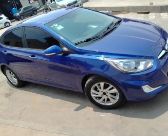 A venda HYUNDAI ACCENT LIMPO