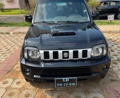 A venda SUZUKI JIMNY LIMPO MOTOR SELADO