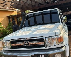 A venda TOYOTA LAND CRUISER HZ EXECUTIVO