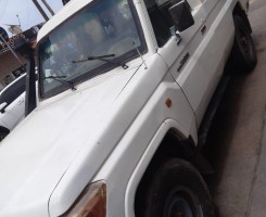 A venda TOYOTA LAND CRUISER