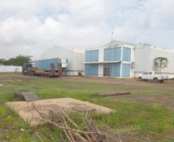 A venda Terreno de 2.5 hectares com 6 naves bl3