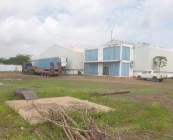 A venda Terreno de 2.5 hectares com 6 naves bl3