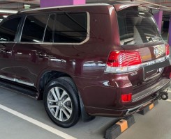 A venda TOYOTA LAND CRUISER